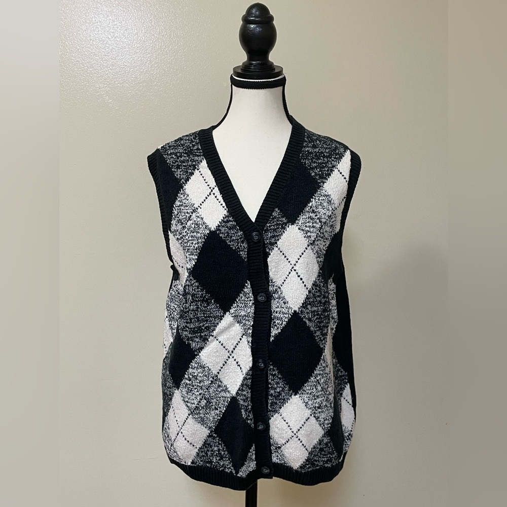 SOLD‼️‼️ Liz Claiborne argyle sweater vest